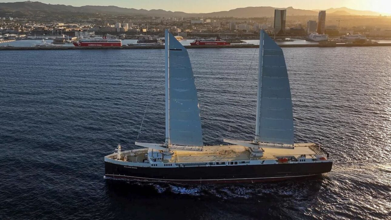 Cargueiro francês Neoliner Origin usa velas rígidas e motor híbrido para reduzir emissões no transporte marítimo transatlântico.