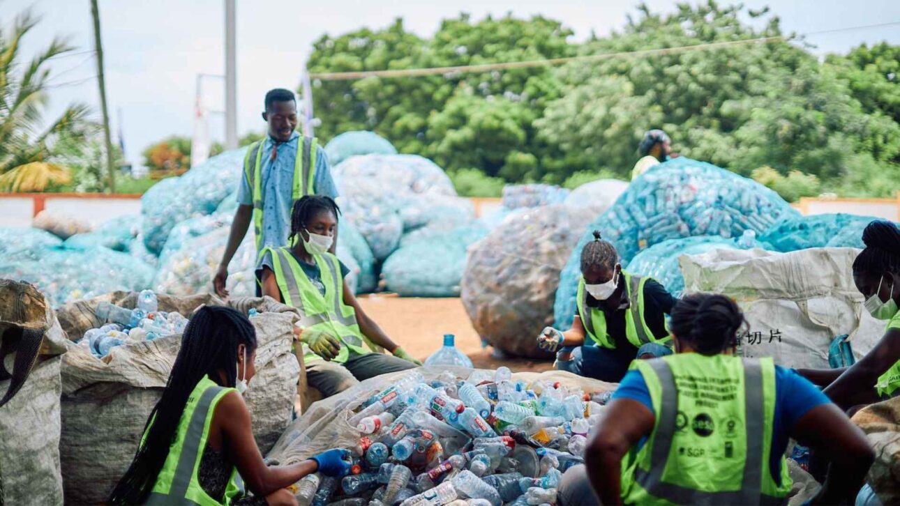 Jóvenes de Ghana ganan premio global con modelo de residuo cero que reduce la contaminación del aire y transforma basura urbana en ingresos en África.