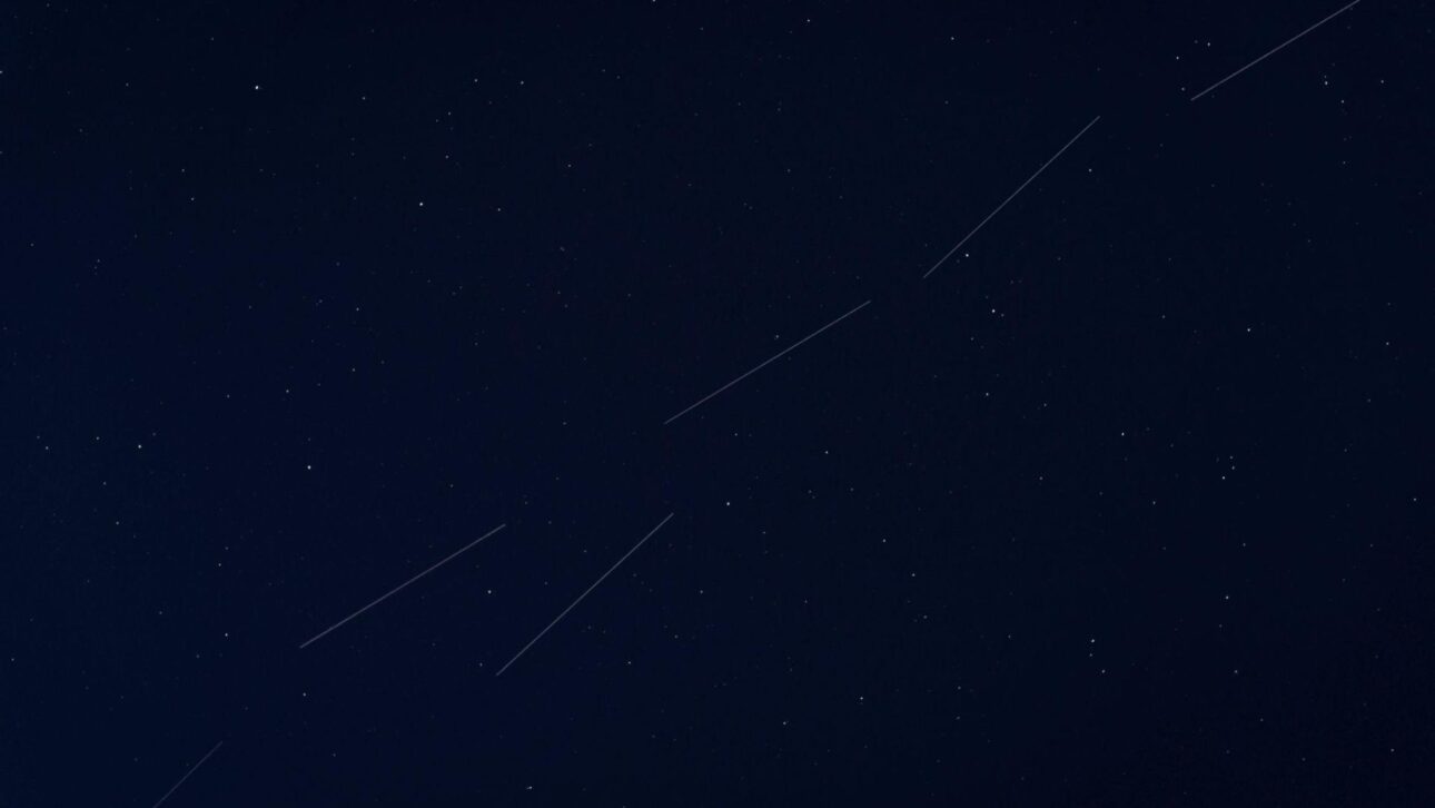 Rastros de satélites Starlink aparecem em céu estrelado e mostram avanço da presença da SpaceX na órbita baixa. (Imagem: Getty Images)