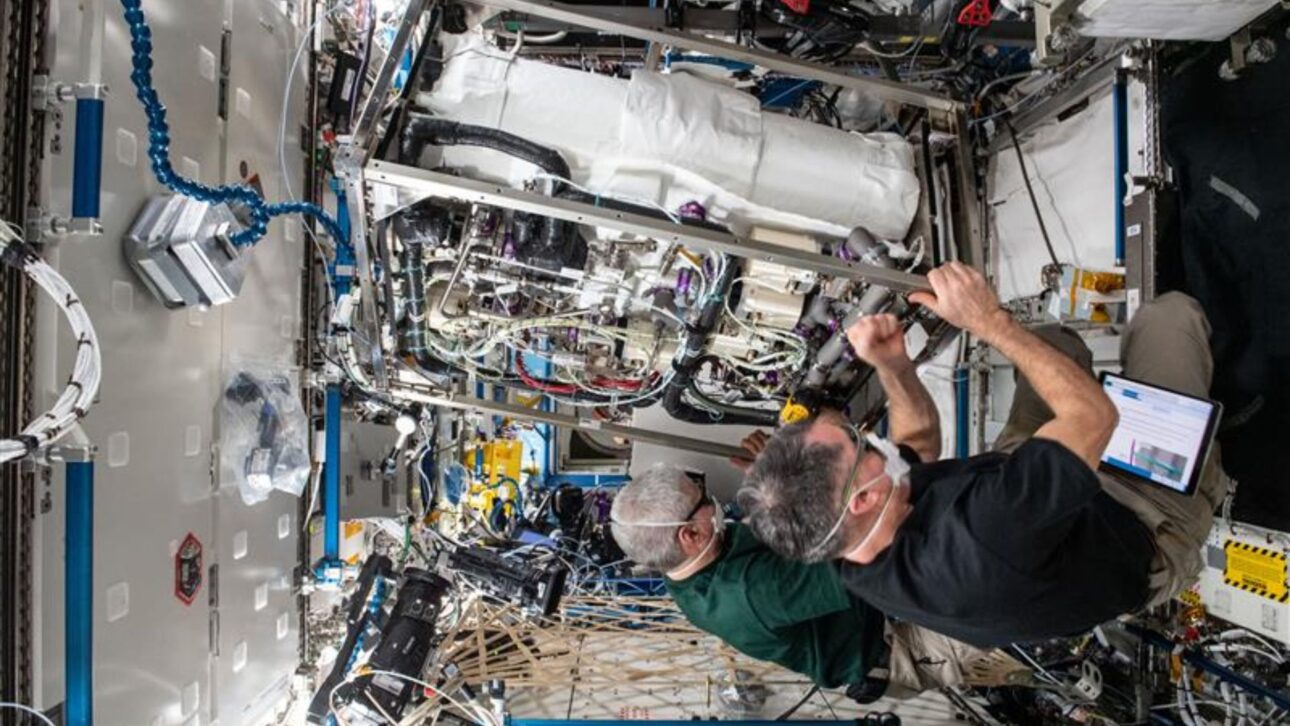Nasa testa sistema com biorreatores para reciclar resíduos humanos, recuperar água e alimentar plantas em missões na Lua.