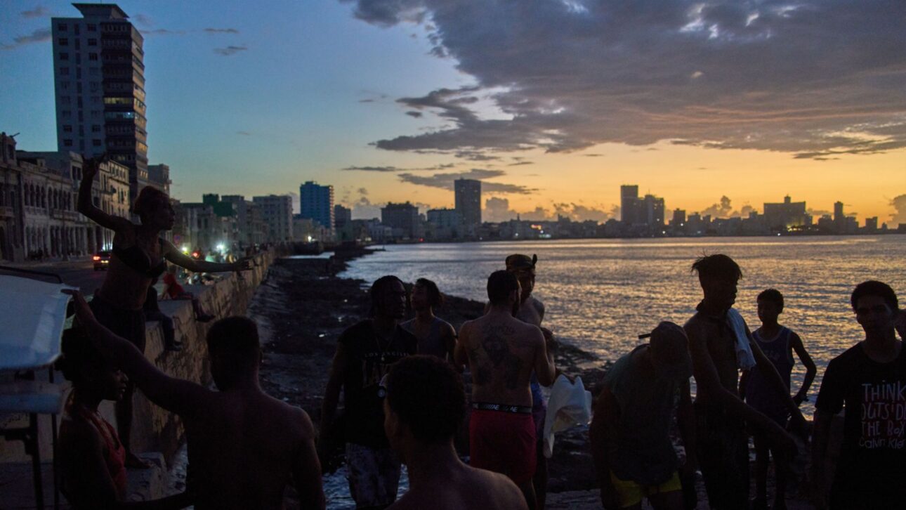 Apagão em Havana expõe crise energética em Cuba, com moradores no Malecón durante falhas no fornecimento de energia. (Imagem: AP Photo/Ramon Espinosa)