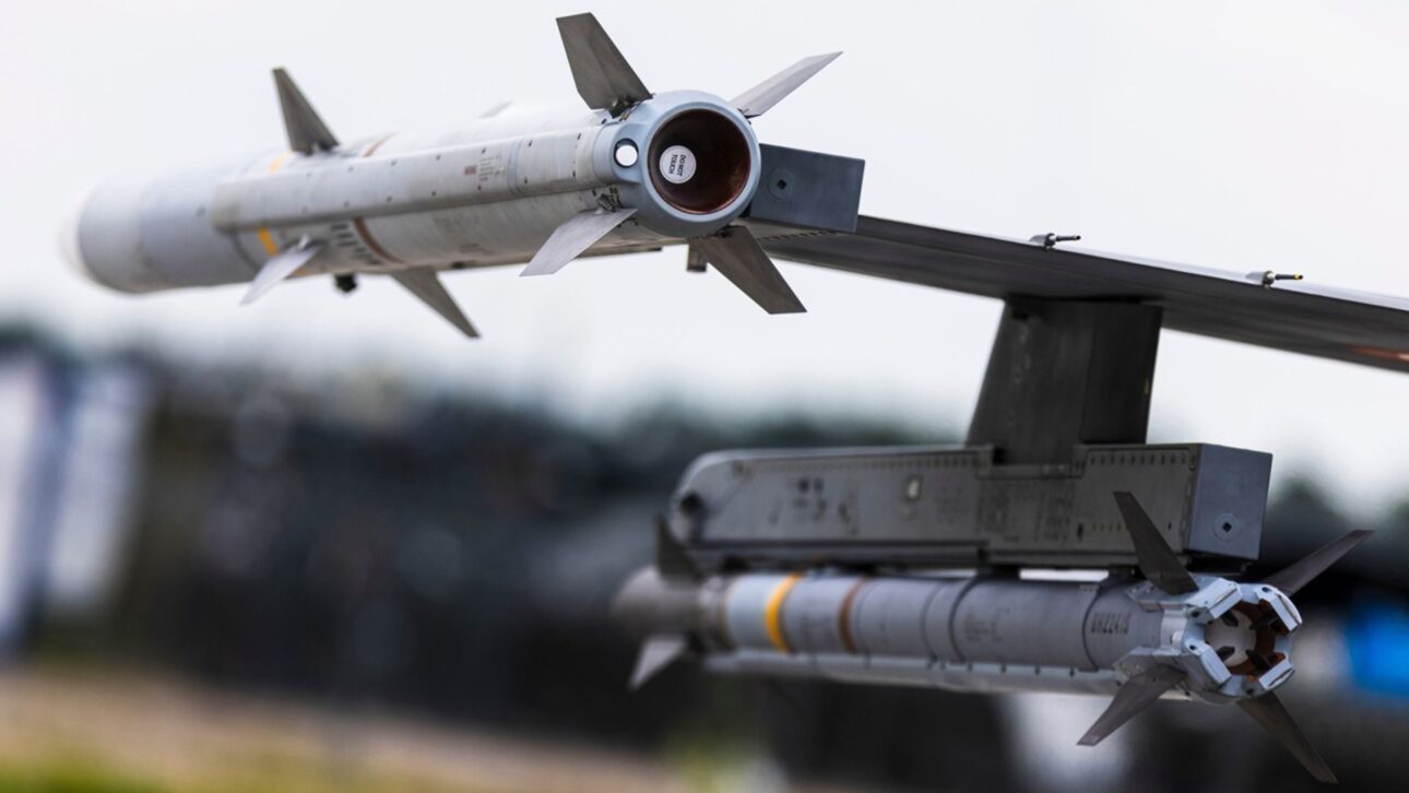 Alemanha prepara envio de mísseis para F-16 da Ucrânia, acelera produção do IRIS-T e reforça defesa contra ataques russos.