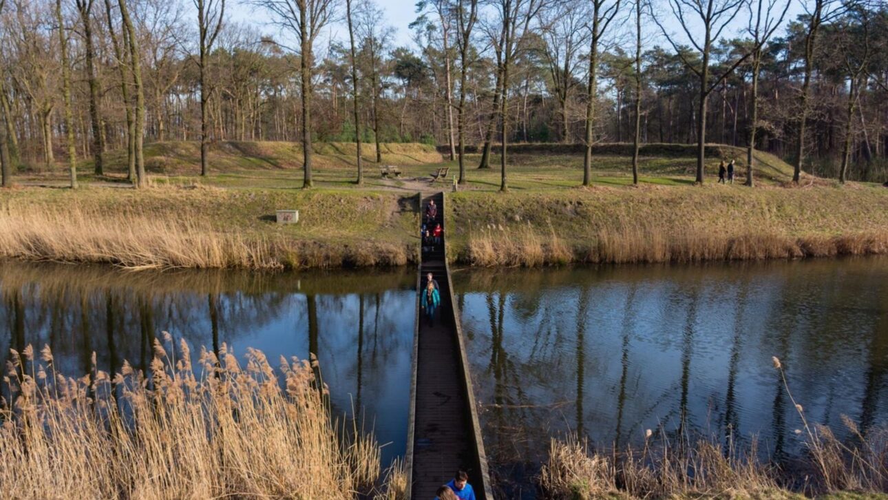 Ponte de Moisés, na Holanda, cria passagem entre águas em fosso histórico e atrai turistas ao Forte de Roovere.