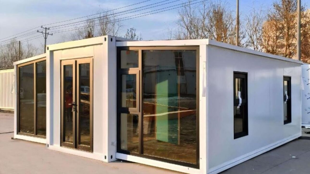Prefabricated house sold on Amazon Spain costs about R$ 60,000, comes furnished, and promises quick assembly with up to 4 bedrooms.
