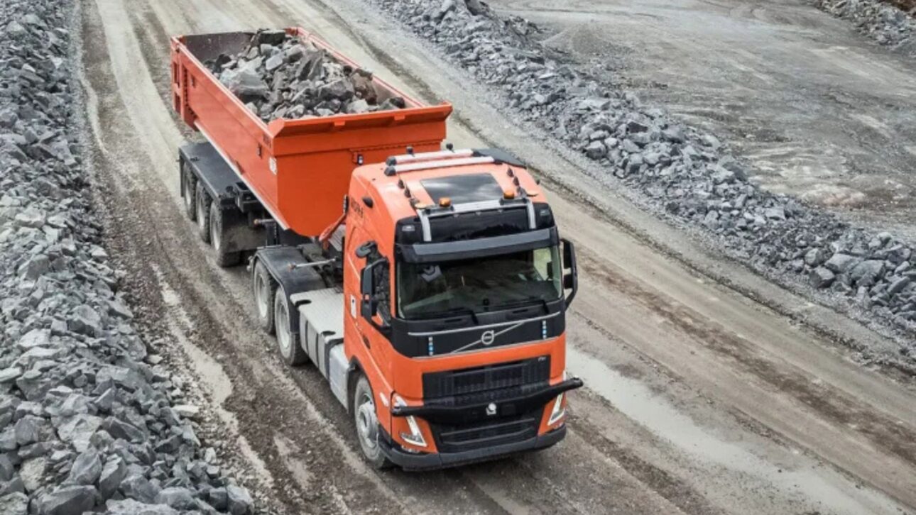 Caminhões autônomos da Volvo transportam 700 mil toneladas em projeto de mineração da Boliden em Garpenberg, na Suécia.