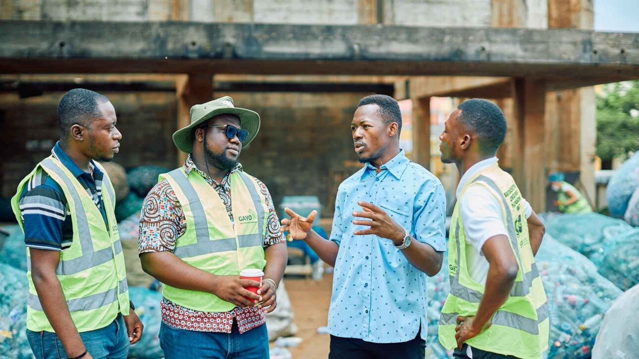 Jóvenes de Ghana ganan premio global con modelo de residuo cero que reduce la contaminación del aire y transforma la basura urbana en ingresos en África.