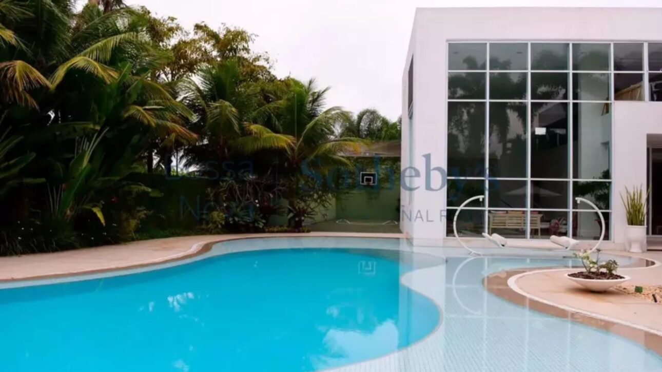 Xuxa's mansion in Barra da Tijuca draws attention for its structure, air conditioning, and possible high energy consumption.