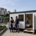 Vila Reencontro tem casas modulares em São Paulo para acolher famílias em situação de rua com estrutura e atendimento social.