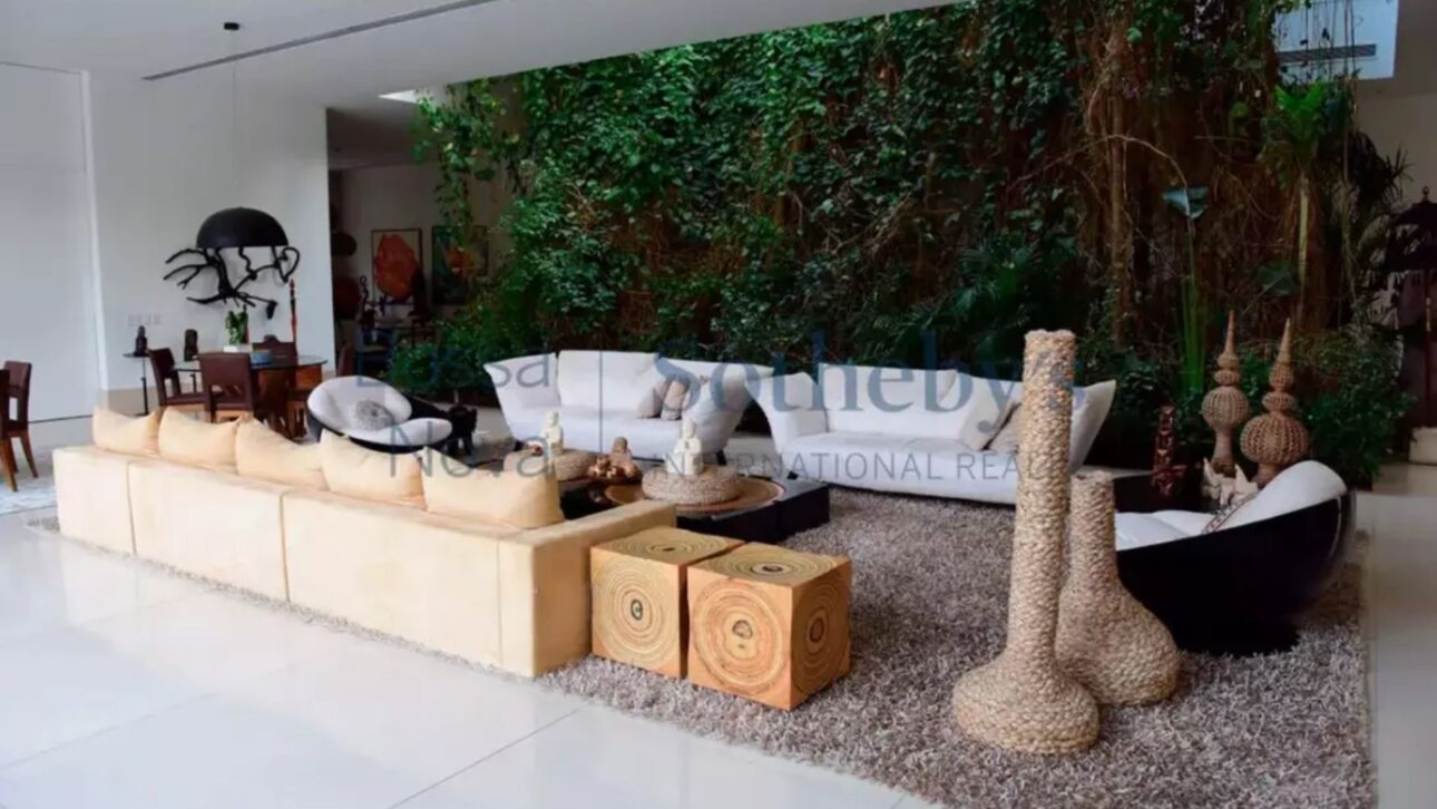 Xuxa's Mansion in Barra da Tijuca draws attention for its structure, air conditioning, and potential high energy consumption.