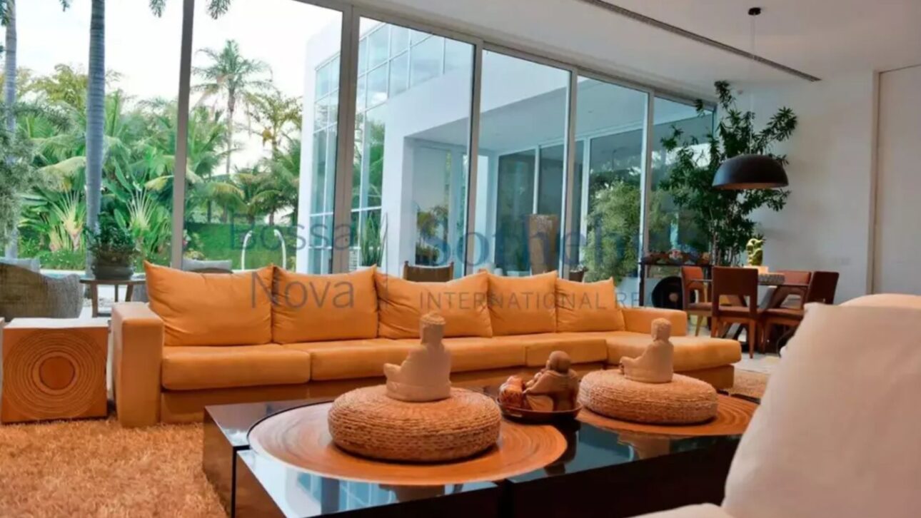 Xuxa's mansion in Barra da Tijuca draws attention for its structure, climate control, and possible high energy consumption.