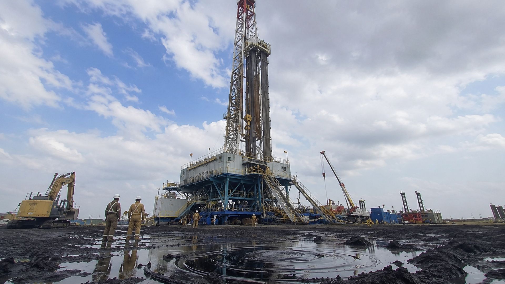 Venezuela tem 303 bilhões de barris de petróleo, mas desafios técnicos e de infraestrutura limitam a produção em larga escala.