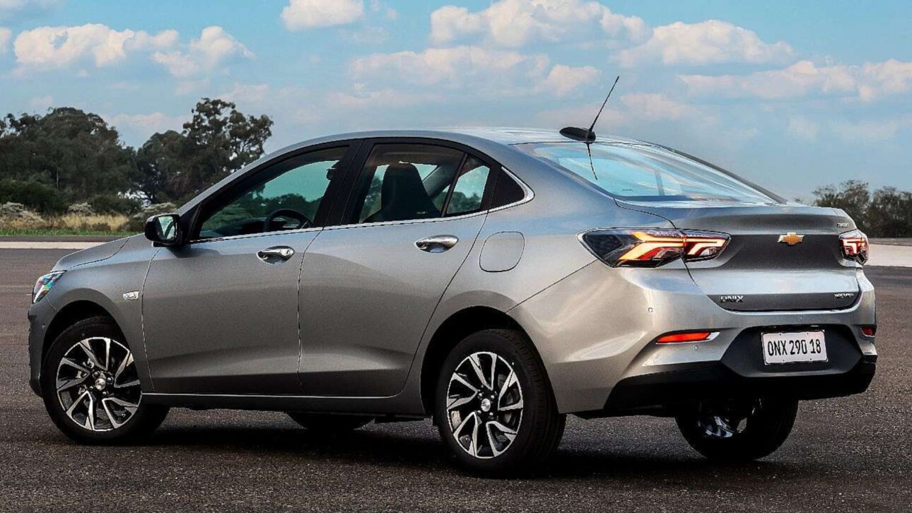 Chevrolet Onix Plus 2027 debuts ECO version with ethanol, does 11.1 km/l, has a 500-liter trunk, and costs R$ 103,990.