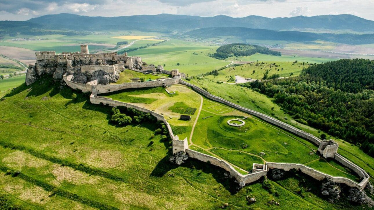 Castelos da Eslováquia reúnem patrimônio da UNESCO, lendas históricas, cenário de Nosferatu e vistas marcantes na Europa Central.