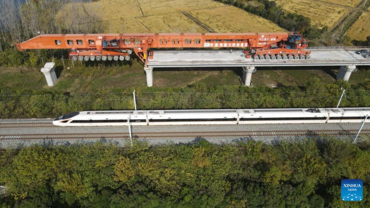 China instala quatro vigas de aço em seis dias, a 16 cm de ferrovia ativa com quase 160 trens diários, segundo a Xinhua.
