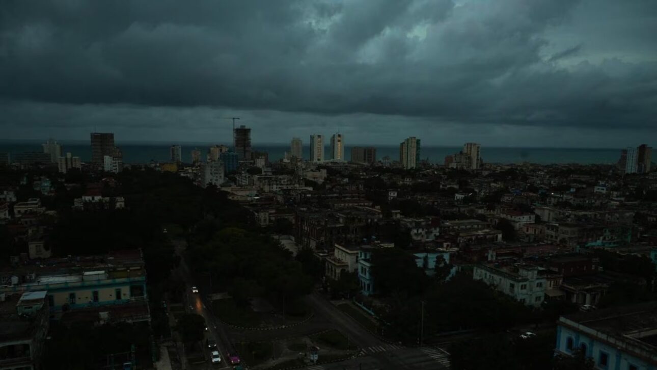 Céu escuro sobre Havana durante apagão nacional em Cuba, em cenário de crise energética e falhas no sistema elétrico. (Imagem: Herald Sun)