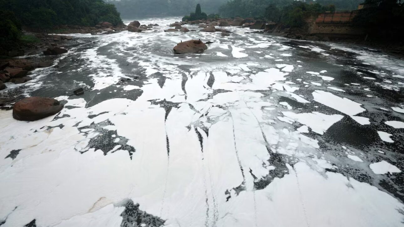 Entenda por que o Rio Tietê voltou a ter espuma branca em Salto e como poluição, chuvas e saneamento explicam o alerta ambiental em SP.