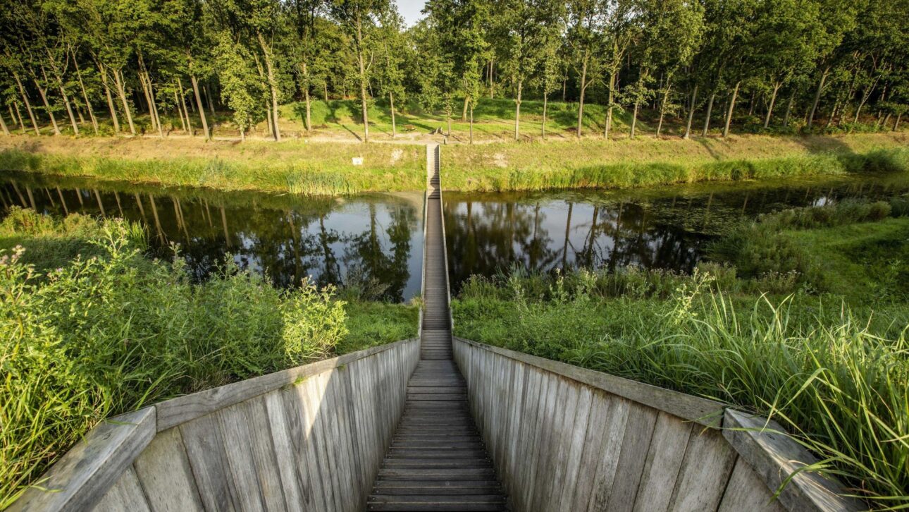 Ponte de Moisés, na Holanda, cria passagem entre águas em fosso histórico e atrai turistas ao Forte de Roovere.
