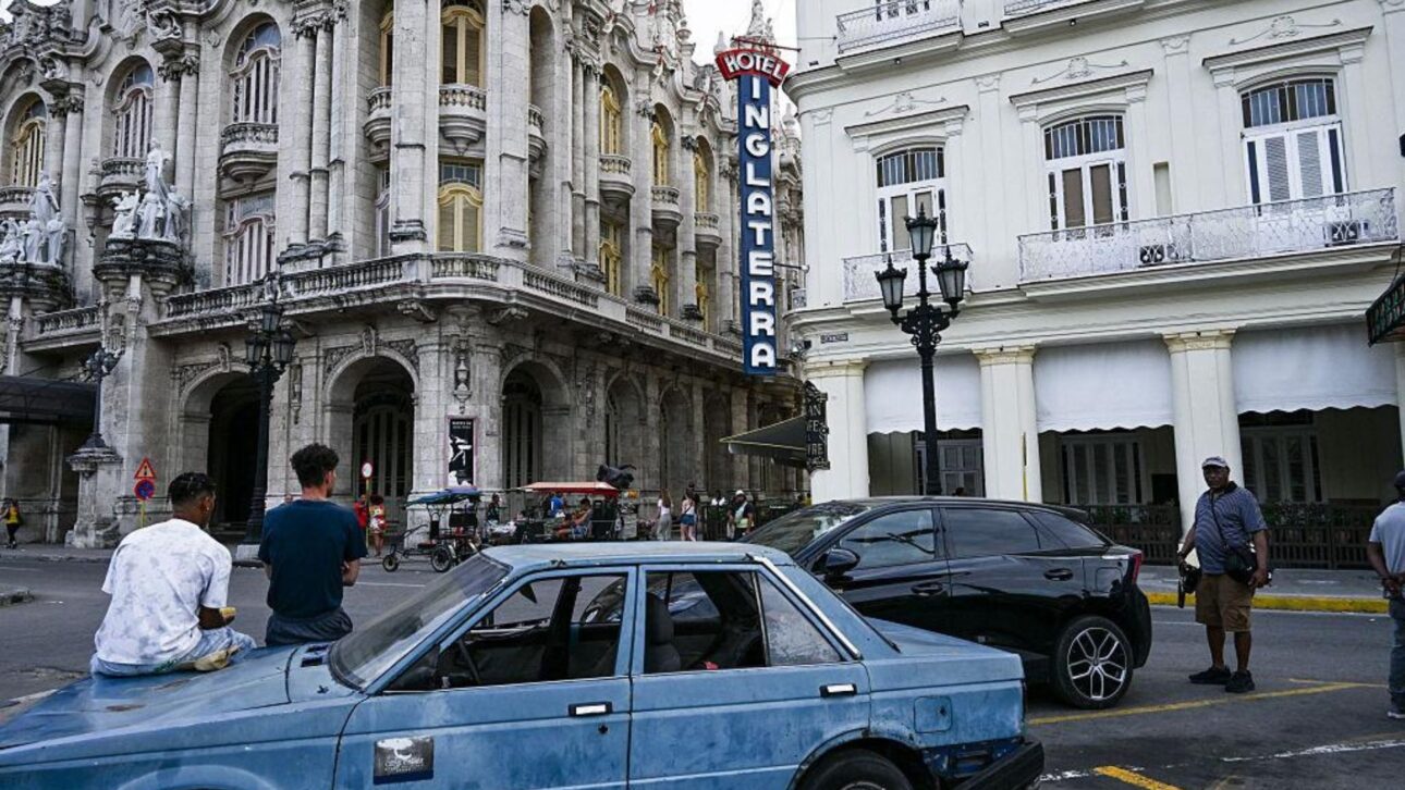 Cuba vê redes hoteleiras deixarem o país após sanções dos EUA, enquanto turismo despenca 55,8% e crise econômica se agrava.