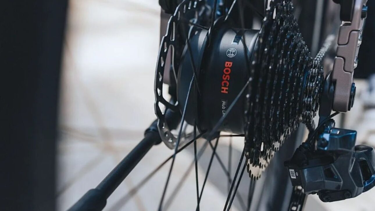 Bosch lança o Hub Line, motor de cubo de 2,3 kg para bicicletas elétricas urbanas com 45 Nm e menor resistência ao pedalar.