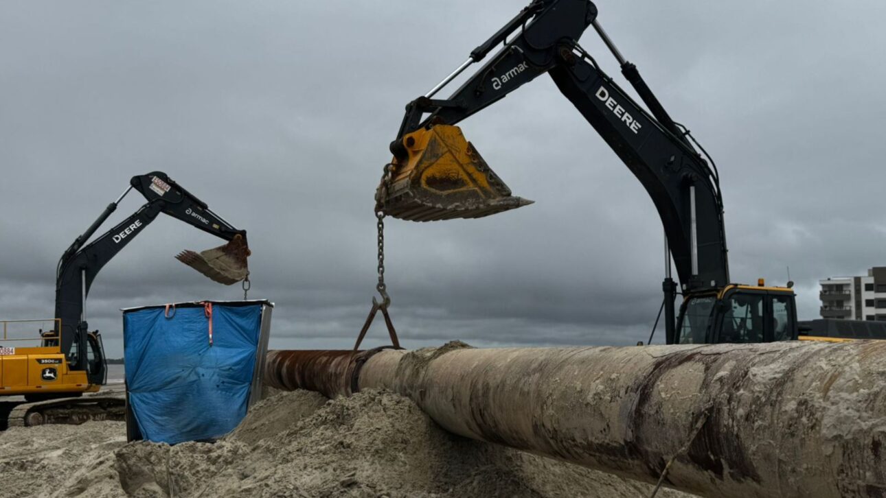 Maior alargamento de praias do Brasil avança em Itapoá com areia da dragagem da Baía da Babitonga e já alcança 82% da obra.
