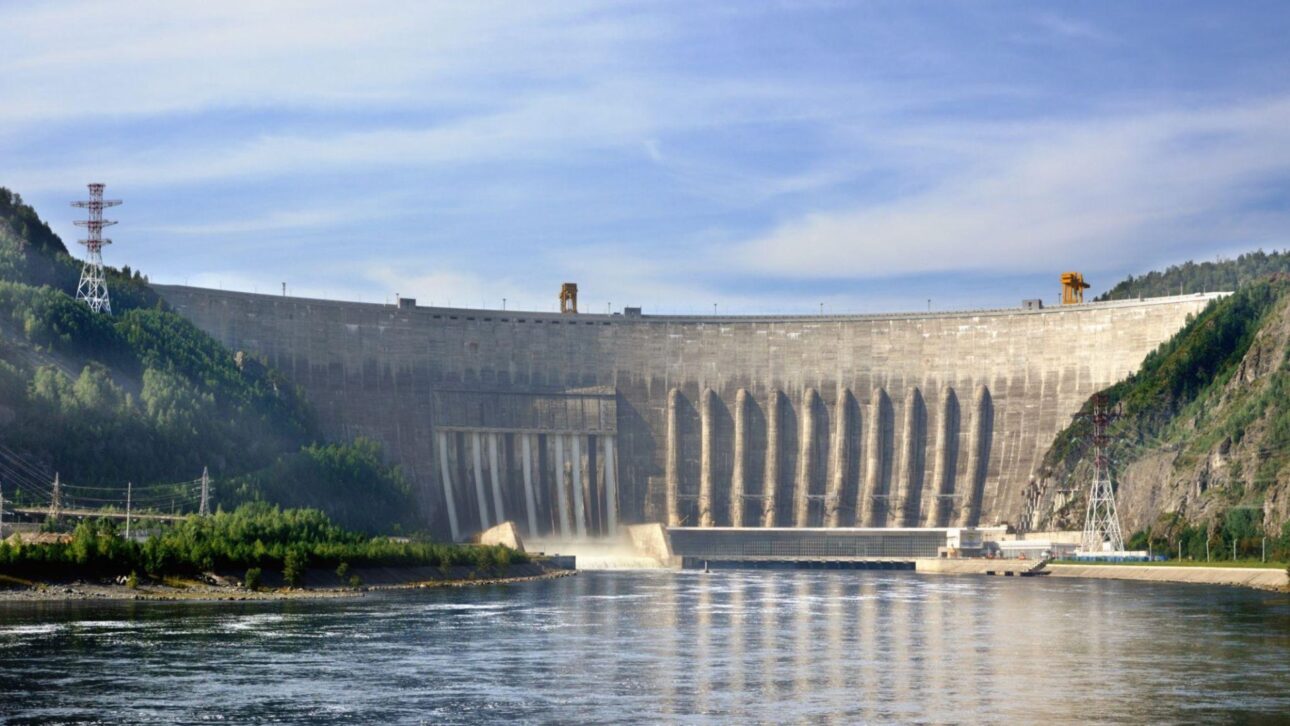 Conheça a Sayano-Shushenskaya, maior hidrelétrica da Rússia, com barragem de 242 metros e reservatório de 31 bilhões de m³.