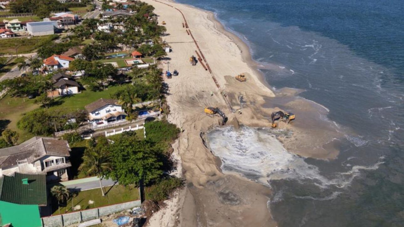 Alargamento da Praia de Itapoá usa areia da dragagem da Baía da Babitonga para recompor a orla catarinense. (Imagem: Joinville 360)