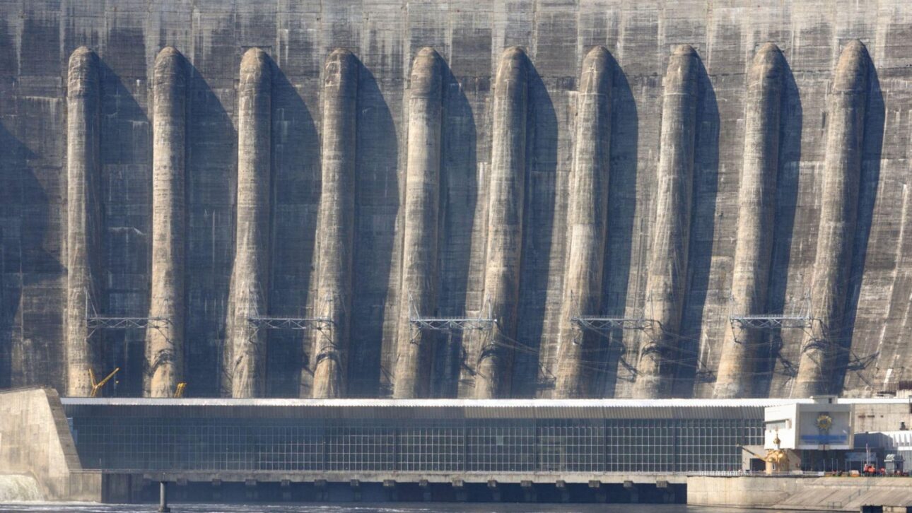 Conheça a Sayano-Shushenskaya, maior hidrelétrica da Rússia, com barragem de 242 metros e reservatório de 31 bilhões de m³.