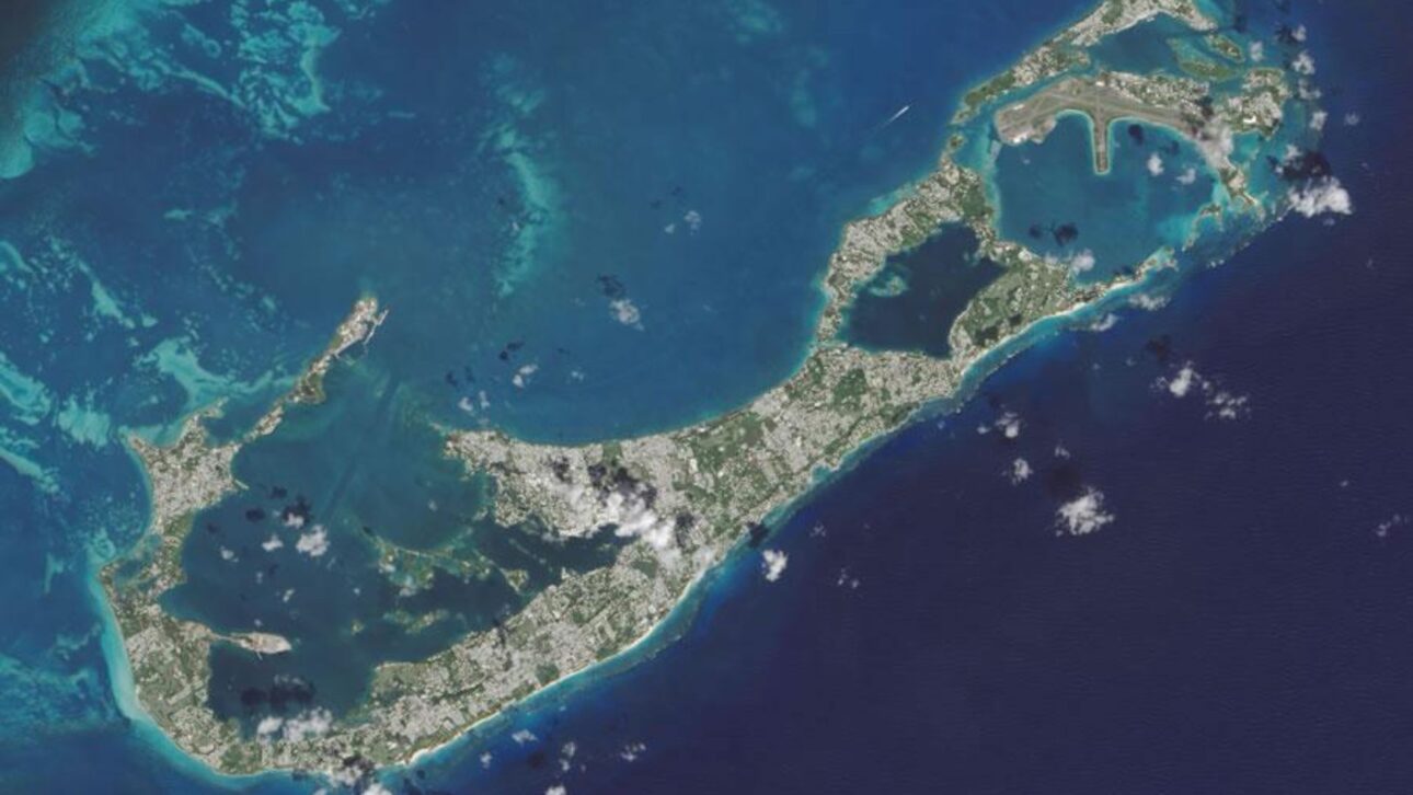 Bermuda vista por satélite mostra recifes e Atlântico Norte, contexto da geologia do Triângulo das Bermudas. (Imagem: NASA Earth Observatory)