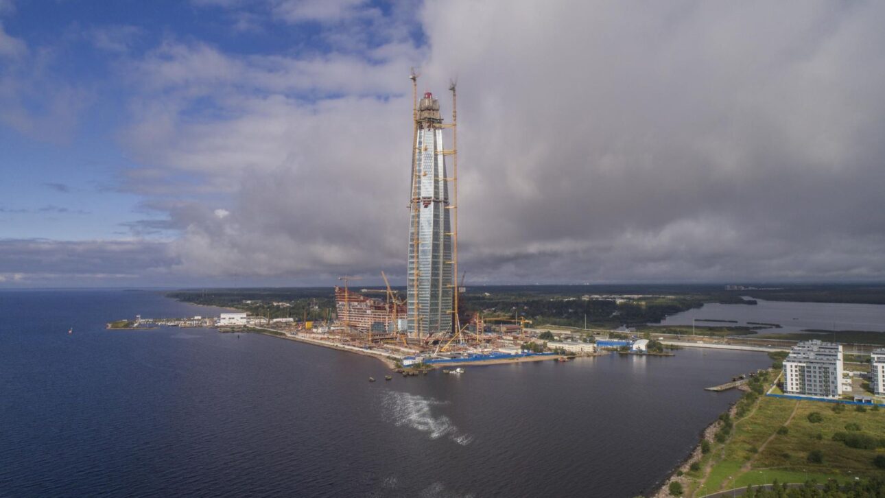 Conheça o Lakhta Center, a torre mais alta da Europa, com 462 metros, fachada de vidro e engenharia projetada para clima extremo.