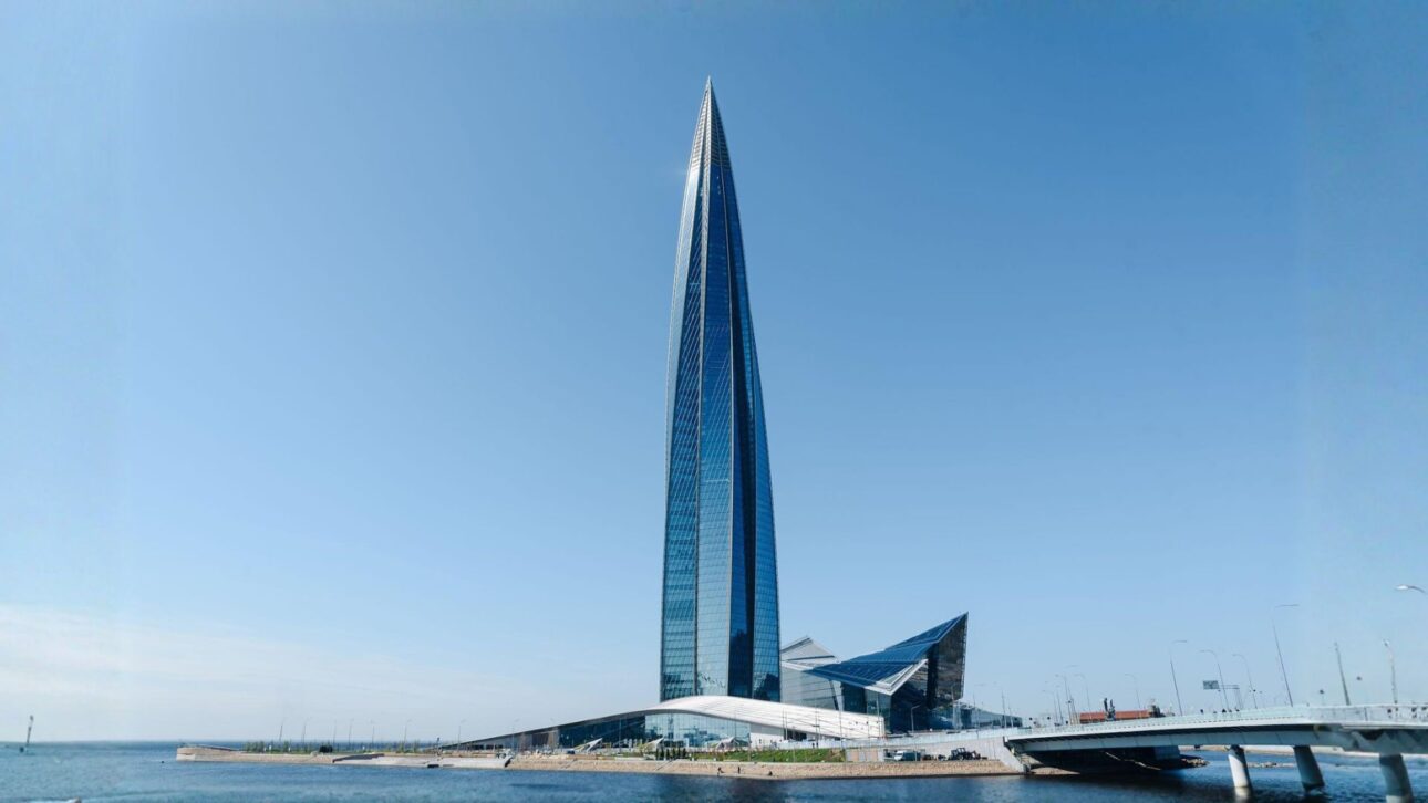 Conheça o Lakhta Center, a torre mais alta da Europa, com 462 metros, fachada de vidro e engenharia projetada para clima extremo.