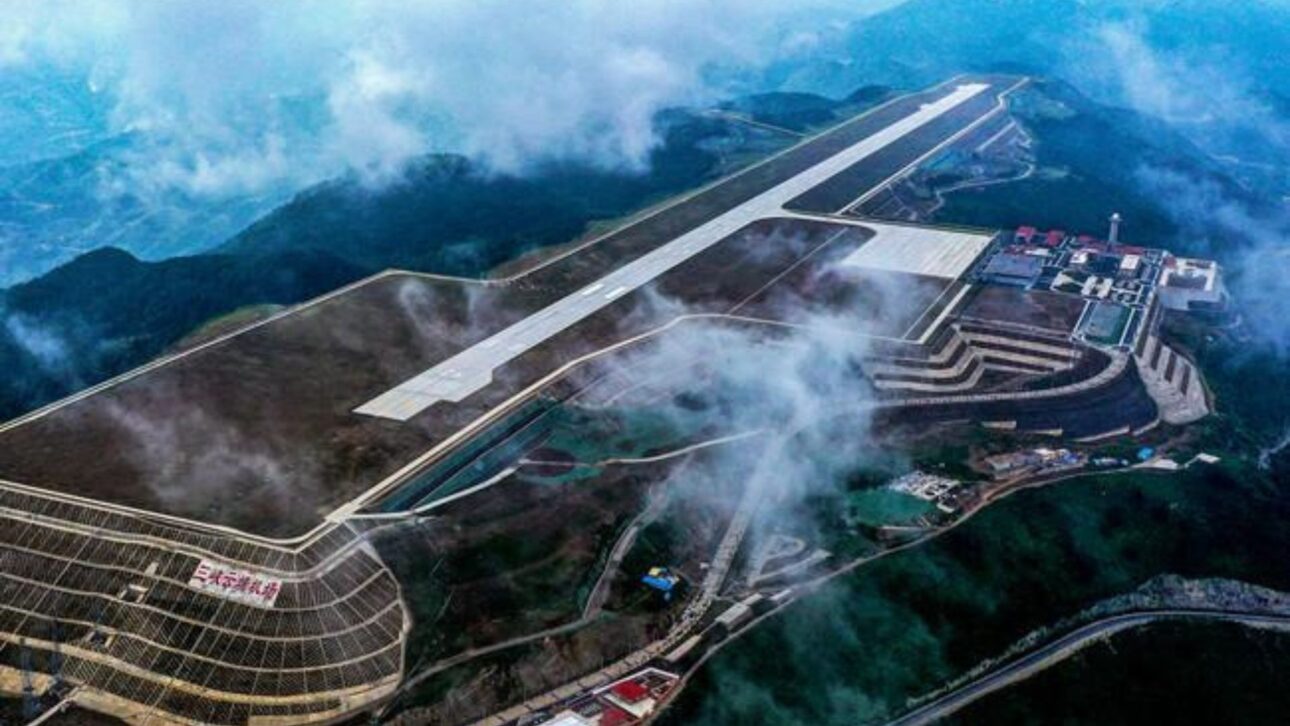 Aeroporto de Chongqing Wushan foi construído em área montanhosa, com pista de 2,6 km, alta altitude e ligação aérea às Três Gargantas.