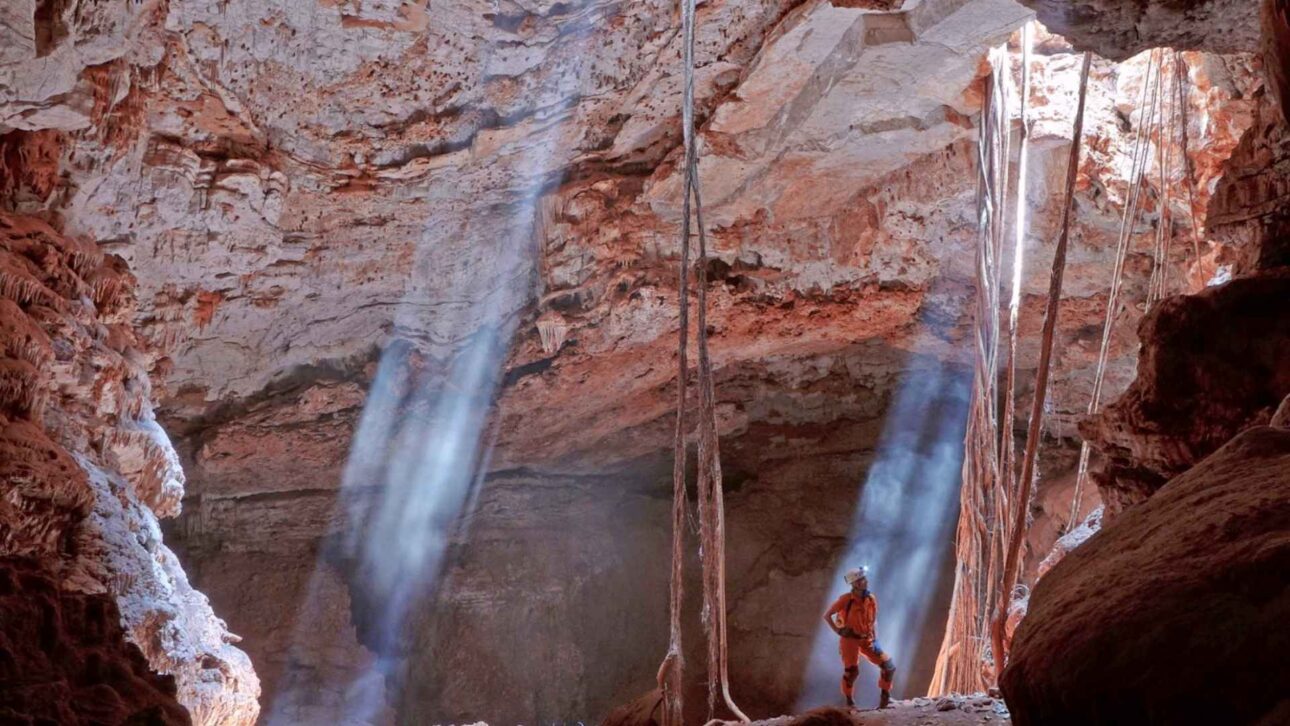 Conheça a Toca da Boa Vista, maior caverna do Brasil, com 114 km de galerias, fósseis raros e labirinto no sertão da Bahia.