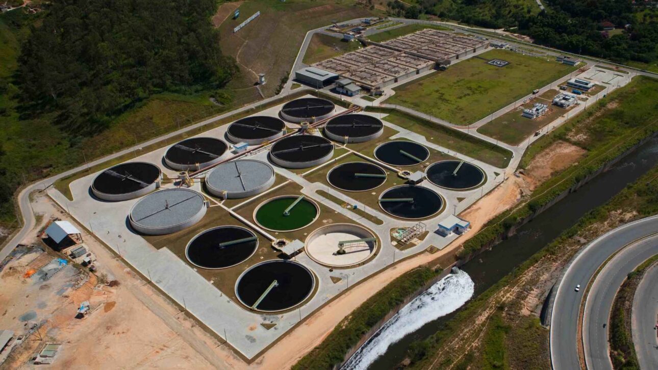 Belo Horizonte trata mais de 350 milhões de litros de esgoto por dia nas ETEs Arrudas e Onça, com reúso e biogás.