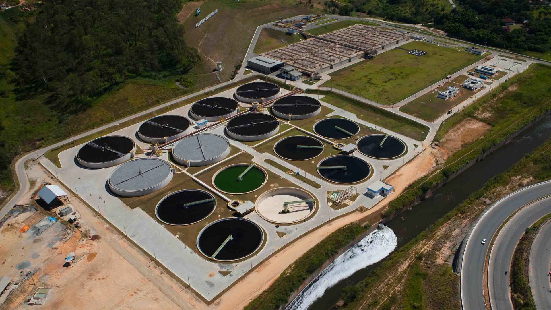 Belo Horizonte trata mais de 350 milhões de litros de esgoto por dia nas ETEs Arrudas e Onça, com reúso e biogás.