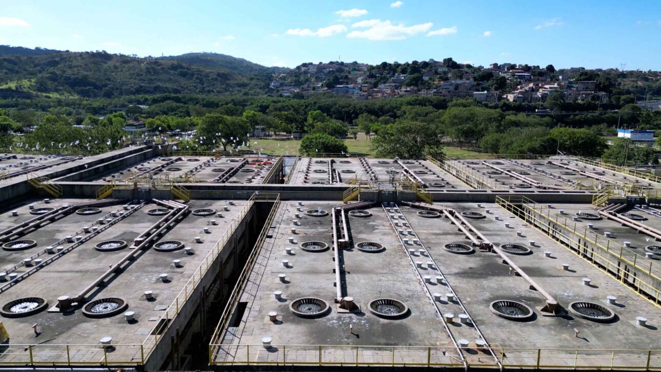 Belo Horizonte trata mais de 350 milhões de litros de esgoto por dia nas ETEs Arrudas e Onça, com reúso e biogás.
