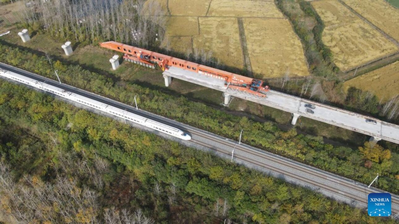 China instala quatro vigas de aço em seis dias, a 16 cm de ferrovia ativa com quase 160 trens diários, segundo a Xinhua.