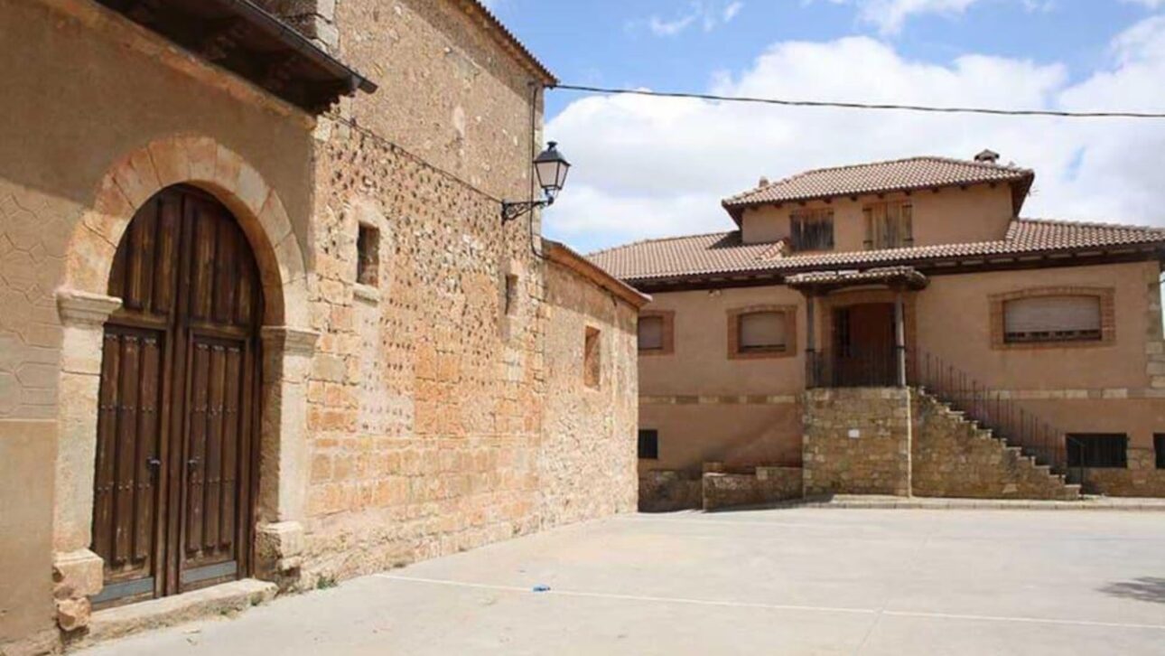 Vila na Espanha ofereceu casa gratuita e trabalho para atrair famílias, mas procura alta levou prefeitura a suspender novas inscrições.