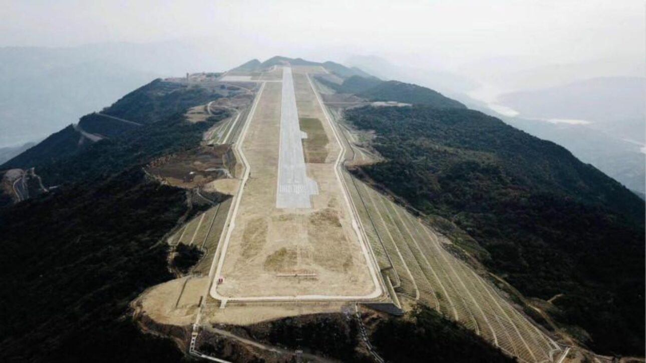 Aeroporto de Chongqing Wushan foi construído em área montanhosa, com pista de 2,6 km, alta altitude e ligação aérea às Três Gargantas.