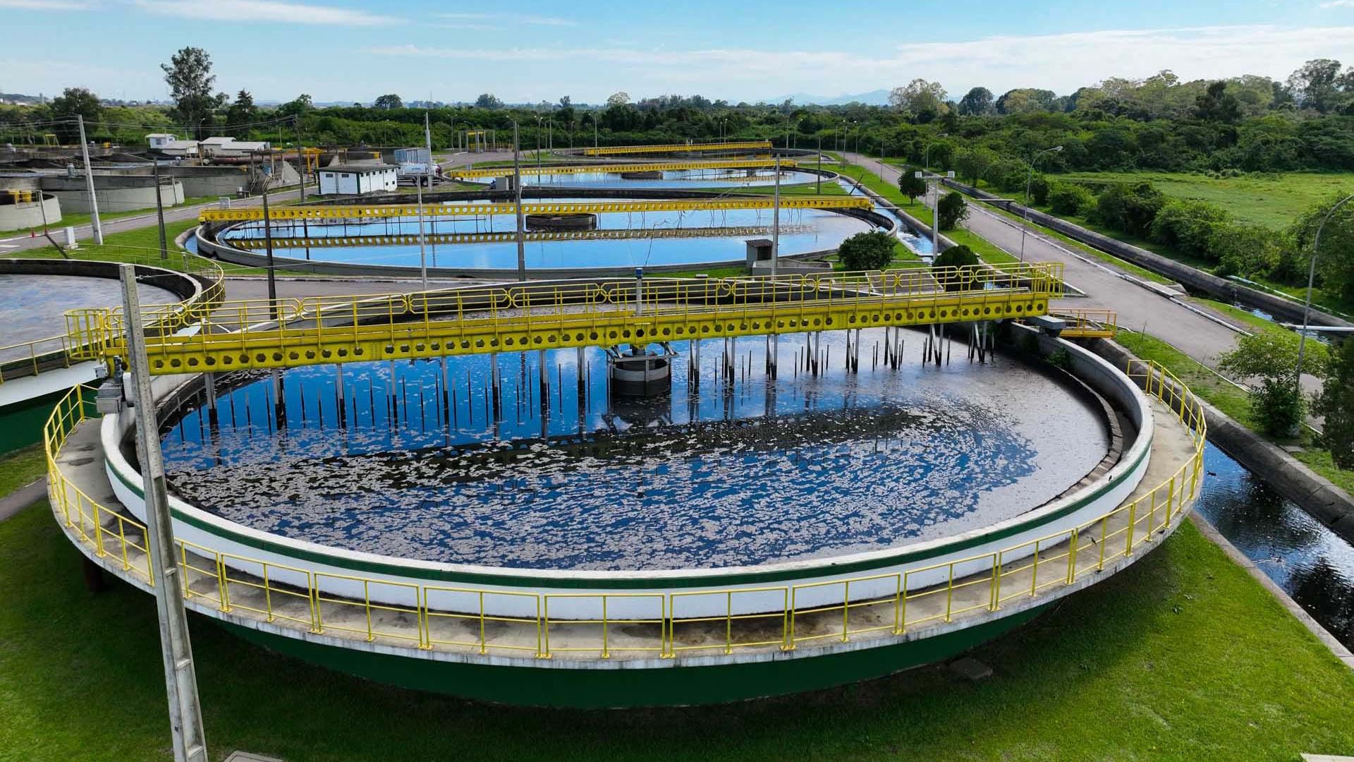 ETE Belém, em Curitiba, trata até 218 milhões de litros de esgoto por dia e envia lodo para geração de biogás.