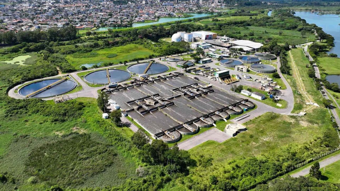 ETE Belém, in Curitiba, treats up to 218 million liters of sewage per day and sends sludge for biogas generation.