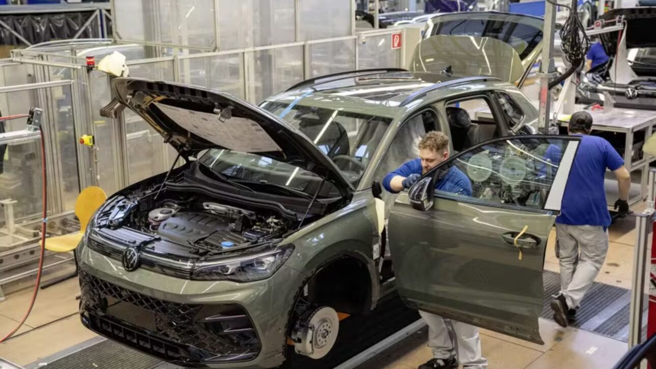 Volkswagen vai cortar modelos, empregos e produção até 2030 para reduzir custos e priorizar carros mais rentáveis no mercado global.