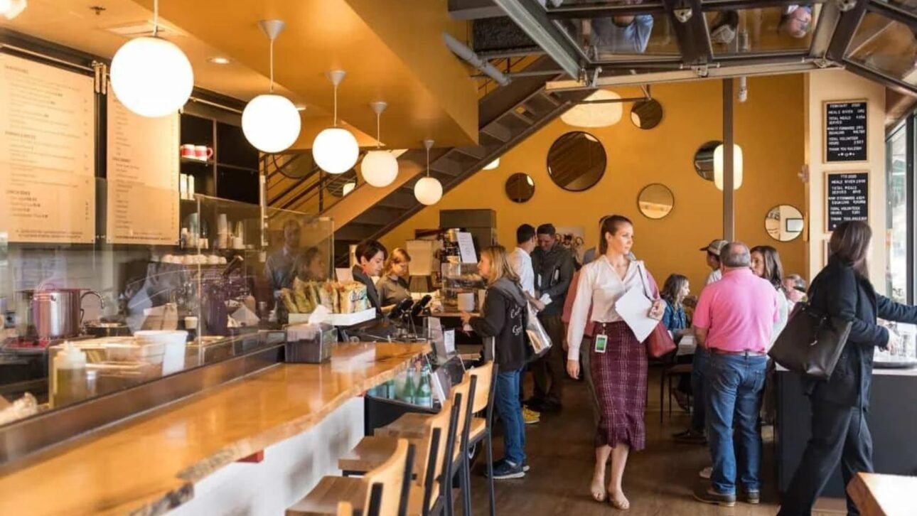 Cafetería en Raleigh permite pagar precio completo, donar US$ 3 o intercambiar 1 hora de voluntariado por comida en el modelo pay-what-you-can.