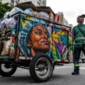 Pimp My Carroça reforma e grafita carroças de catadores, unindo arte urbana, reciclagem, renda e segurança nas cidades.