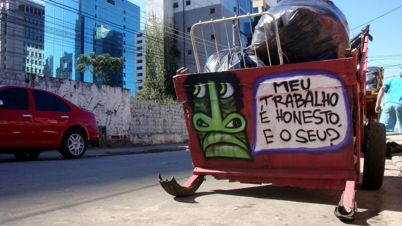 Pimp My Carroça reforma y grafita carrozas de recolectores, uniendo arte urbana, reciclaje, ingresos y seguridad en las ciudades.