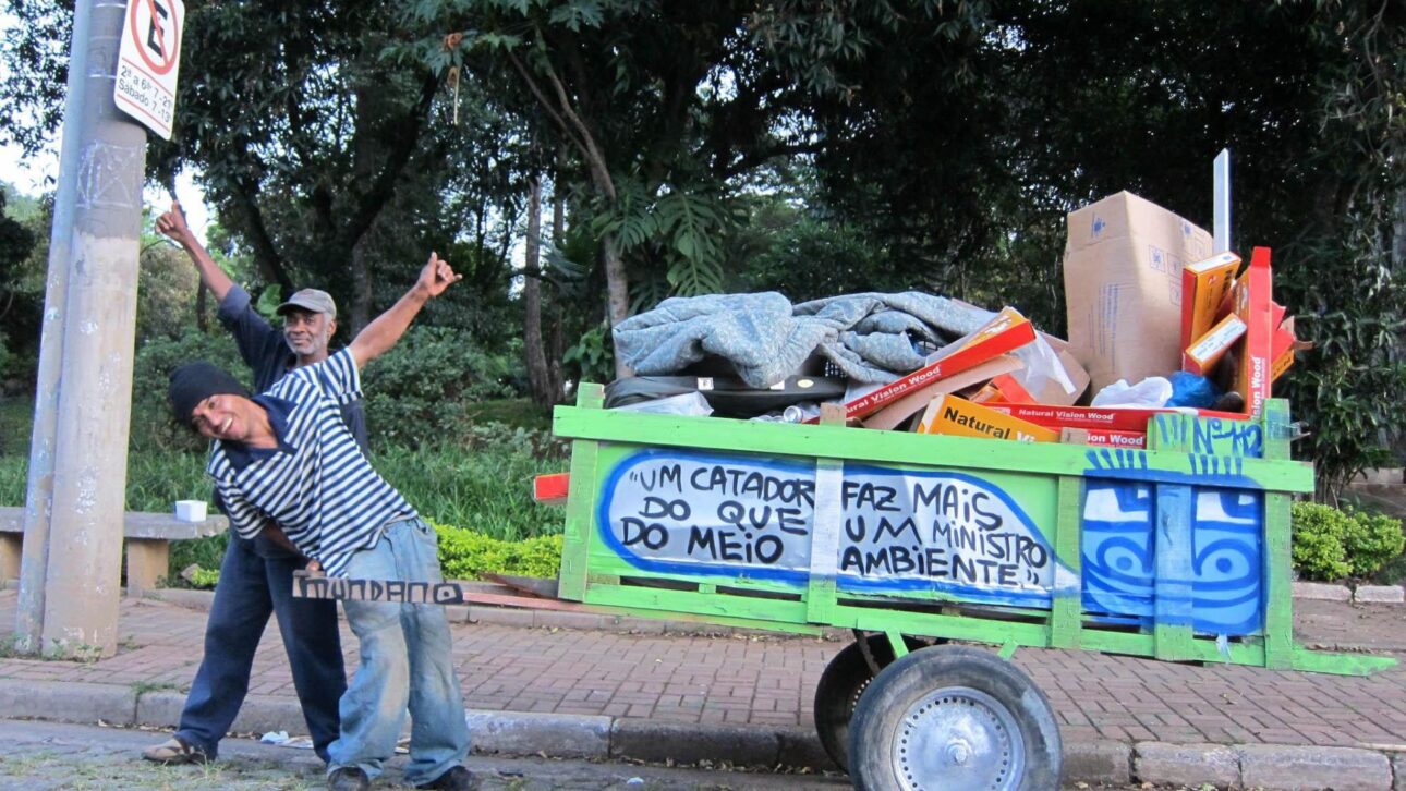 Pimp My Carroça reforma y grafita carrozas de recolectores, uniendo arte urbano, reciclaje, ingresos y seguridad en las ciudades.