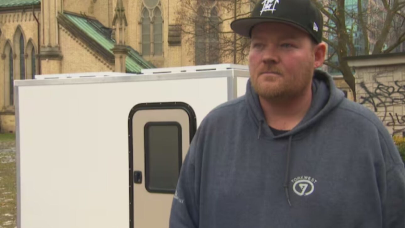 Inconformado com os moradores em situação de rua, sobretudo o frio, Ryan, um homem do Canadá, constrói casas modulares para que as pessoas possam transportar para onde forem. - Foto: Saeed Dehghani/CBC