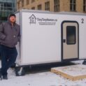 Em Toronto, Ryan Donais constrói casas móveis acopladas a bicicletas para tirar moradores em situação de rua do frio, com cama, água, luz e aquecimento. imagem: tinytinyhomes