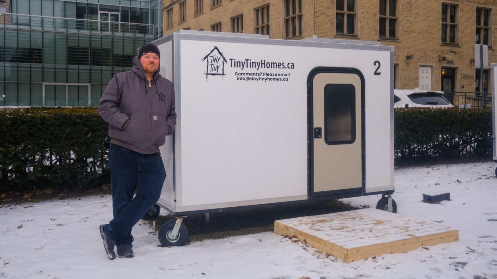 Em Toronto, Ryan Donais constrói casas móveis acopladas a bicicletas para tirar moradores em situação de rua do frio, com cama, água, luz e aquecimento. imagem: tinytinyhomes