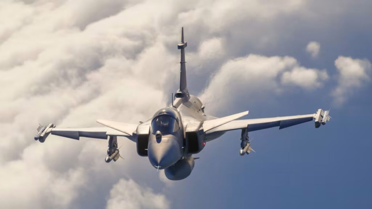 Government plans 2.1 billion in Gripen fighters in the F-X2 Project in 2026, and Saab presents the first twin-seat Gripen F, under the requirement of the Brazilian Air Force.