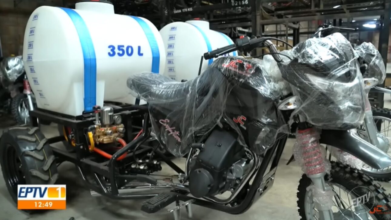 En el sur de Minas, José Carlos transforma motos comunes en un triciclo agrícola